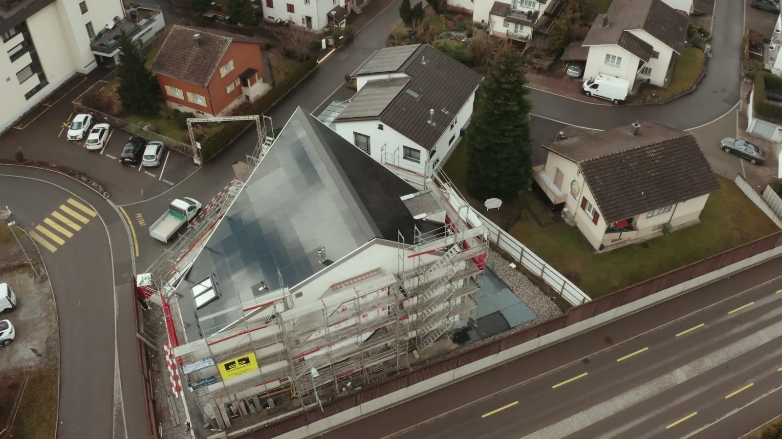 Drone flight over the in-roof solar roof in Freienbach, shortly before completion.