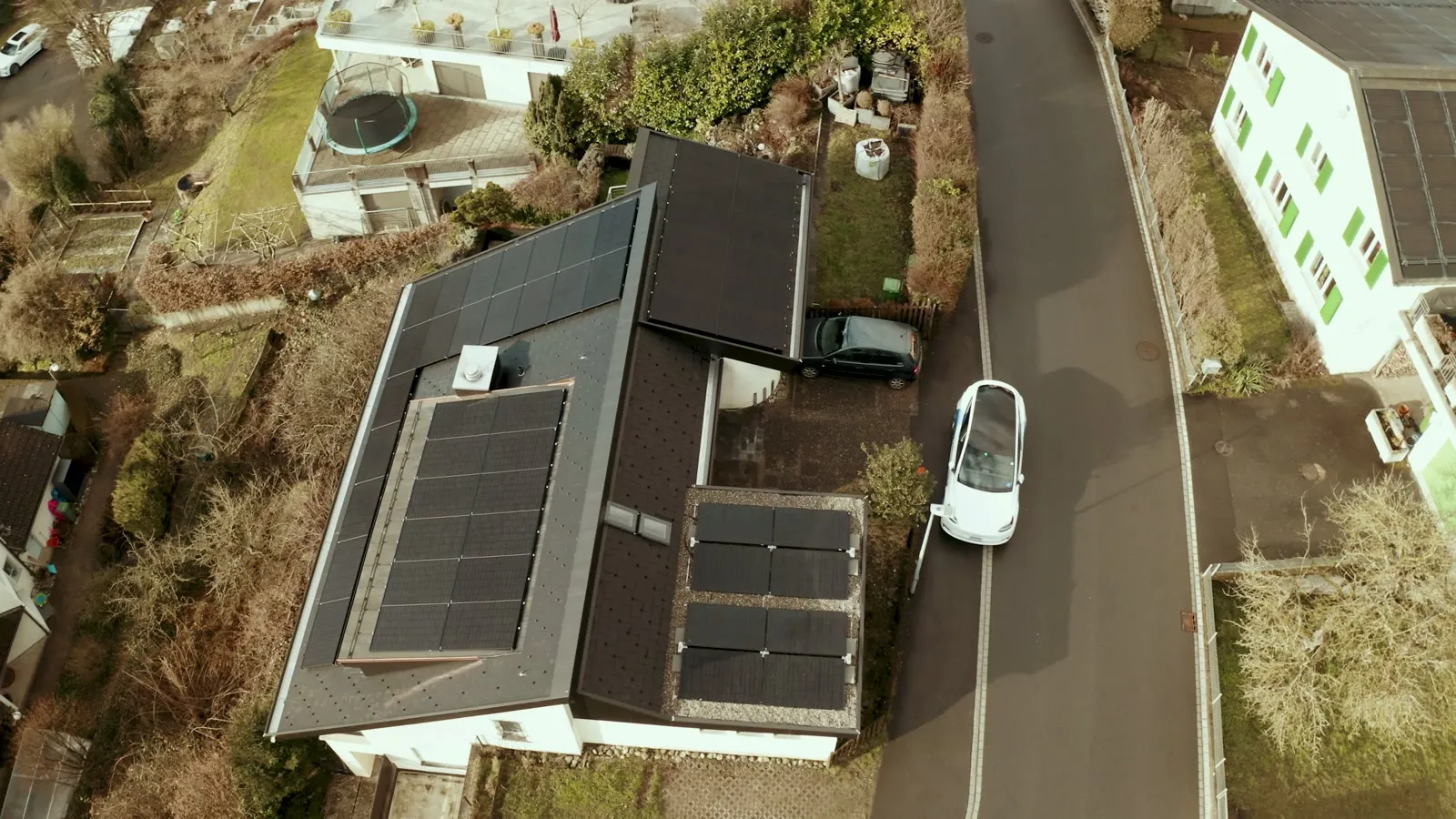 Drone flight over the single-family home in Jona with modules on house, garage and carport.