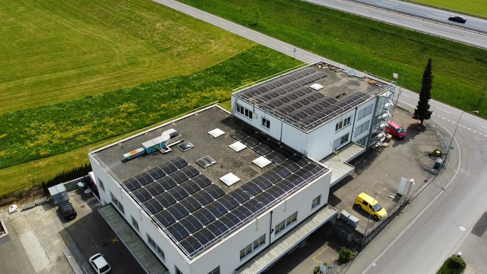 Unsere Referenz in Oberbüren SG: Gewerbebau mit 93 kWp auf den Flachdächern.
