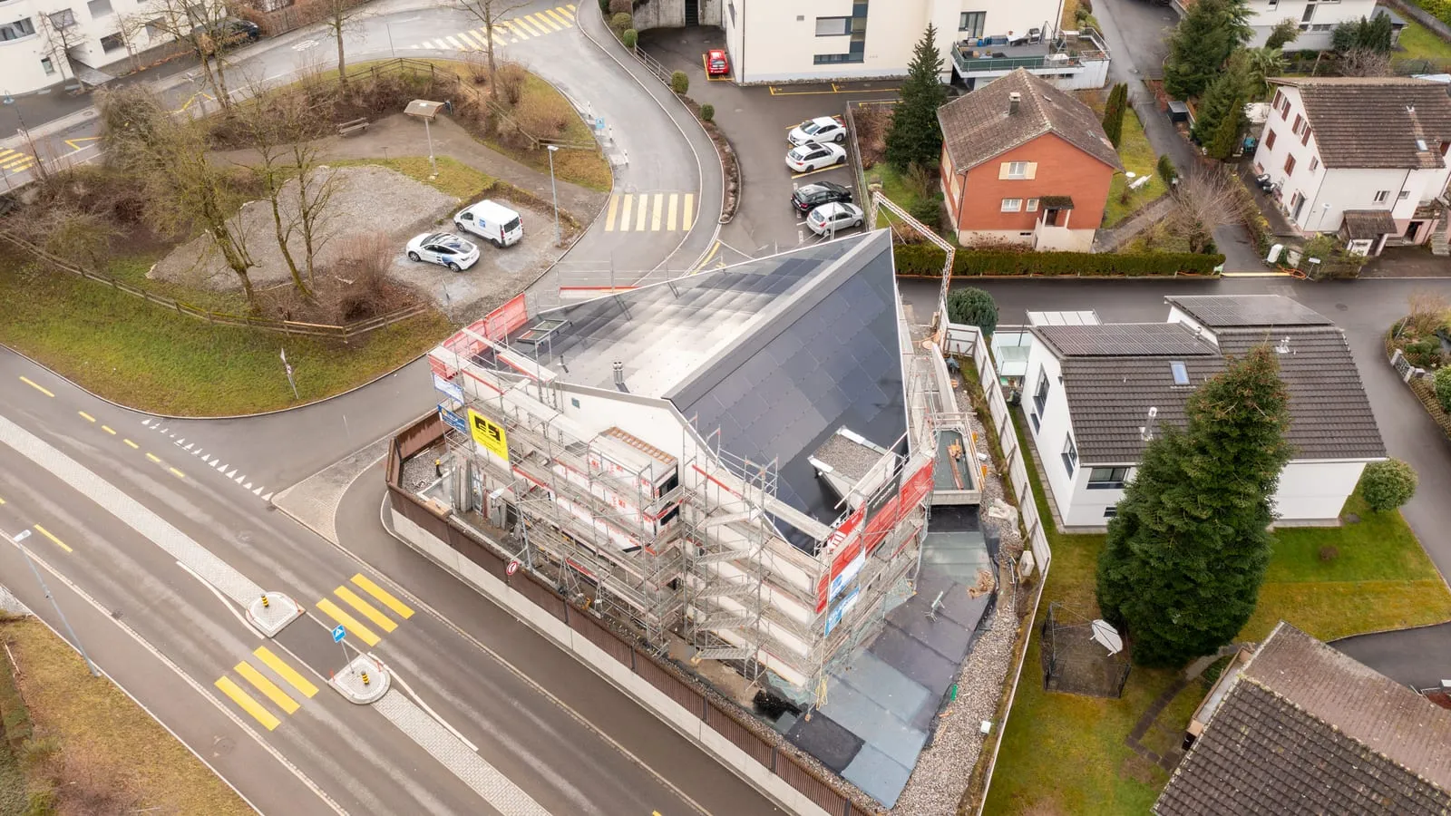 Unsere Referenz in Freienbach SZ: Mehrfamilienhaus mit Indach-Solardach, kurz vor Bauende.