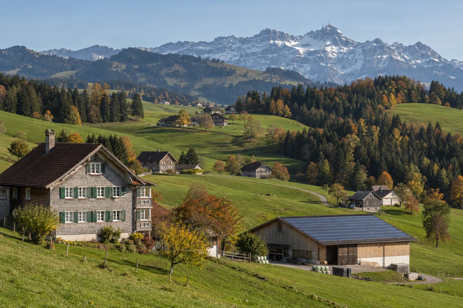 Appenzeller Hügelland mit einem Stall mit Solardach.