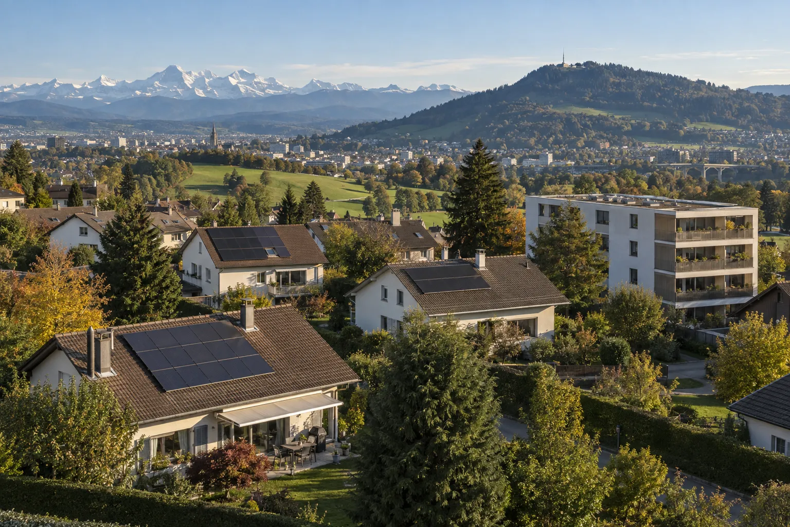 Wohnquartier am Rand von Bern mit Solaranlagen, im Hintergrund die Berner Alpen.