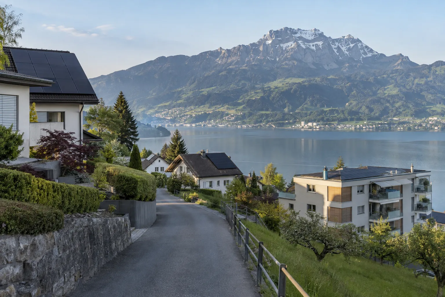 Häuser mit Solaranlagen über dem Vierwaldstättersee, gegenüber der Pilatus.