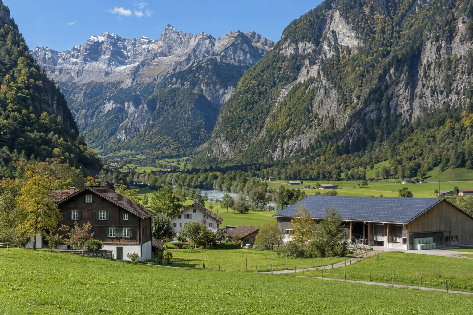 Reusstal bei Altdorf mit einem Landwirtschaftsgebäude mit Solardach.